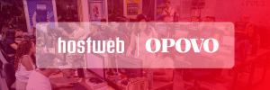 Banner com profissionais na redação do jornal O Povo, representando a parceria com a Hostweb e a transformação digital com soluções de nuvem segura, backup automatizado e proteção contra ransomware.