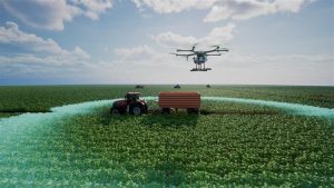 Campo com plantação, drones e tratores autônomos em operação, ilustrando a tecnologia no agronegócio e a automação agrícola com suporte de infraestrutura em nuvem.