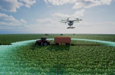 Campo com plantação, drones e tratores autônomos em operação, ilustrando a tecnologia no agronegócio e a automação agrícola com suporte de infraestrutura em nuvem.