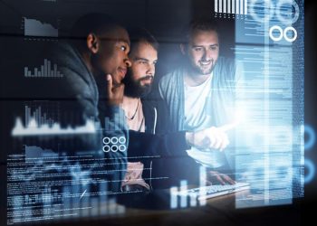 nenhuma-falha-passa-por-eles-foto-recortada-de-jovens-programadores-de-computador-trabalhando-no-codigo-fonte