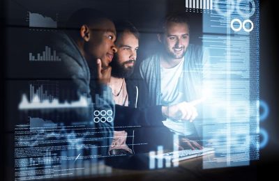 nenhuma-falha-passa-por-eles-foto-recortada-de-jovens-programadores-de-computador-trabalhando-no-codigo-fonte